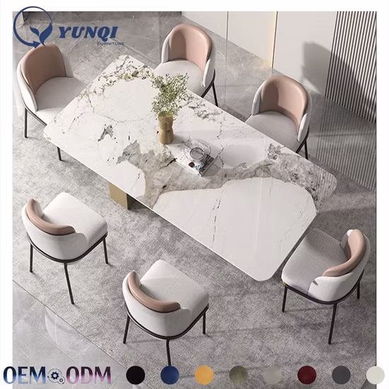 Tavolino quadrato in acciaio inox con piano in marmo bianco dal design moderno per l'arredo del soggiorno